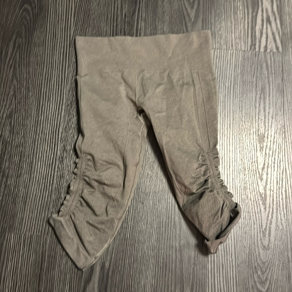 🍍LULULEMO CAPRI🍍SZ 6 gray/green